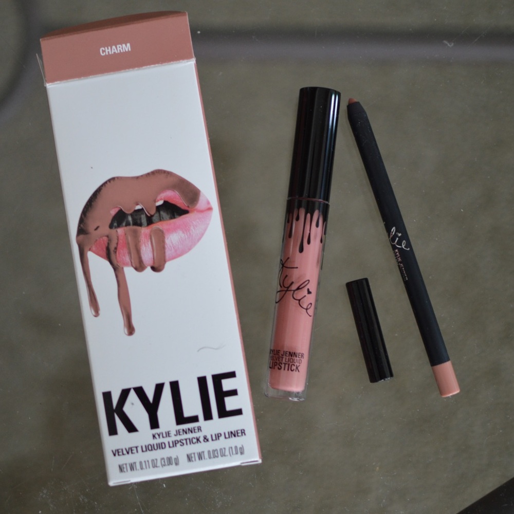 CHARM - Kylie Cosmetics Velvet Lipkit